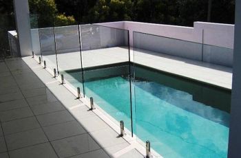 Vista-Glass-swimming-pool-fence-in-Bishops-Stortford-Chelmsford-Cambridge-Colchester-and-Ipswich